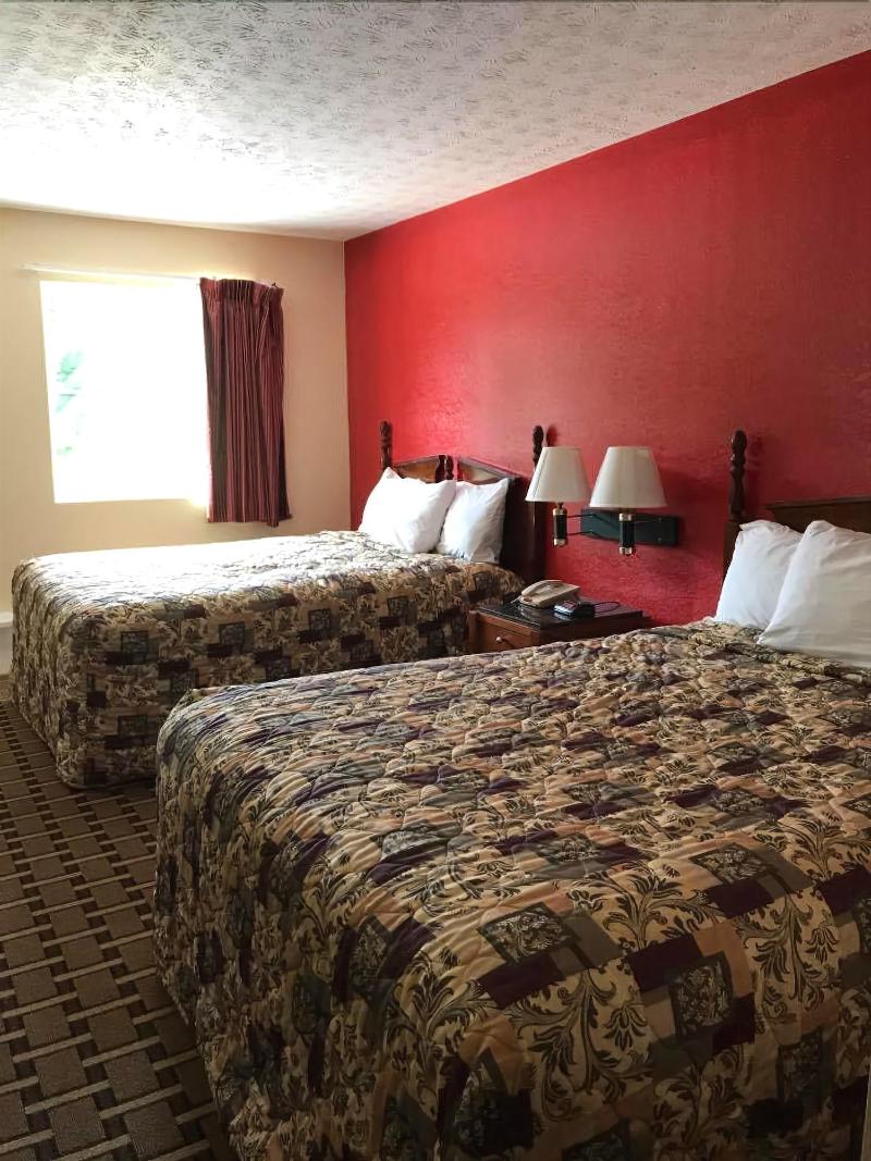 Budgetel Inn Suites Pine Mountain image