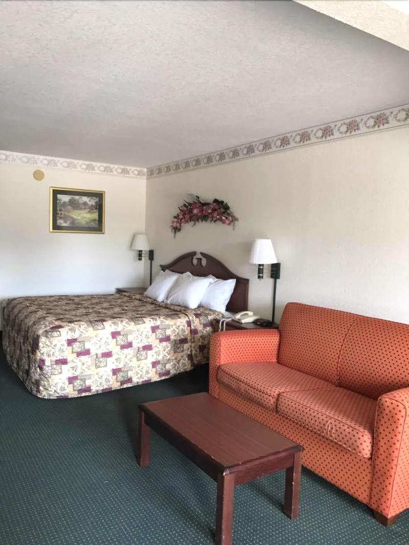 Budgetel Inn Suites Pine Mountain image