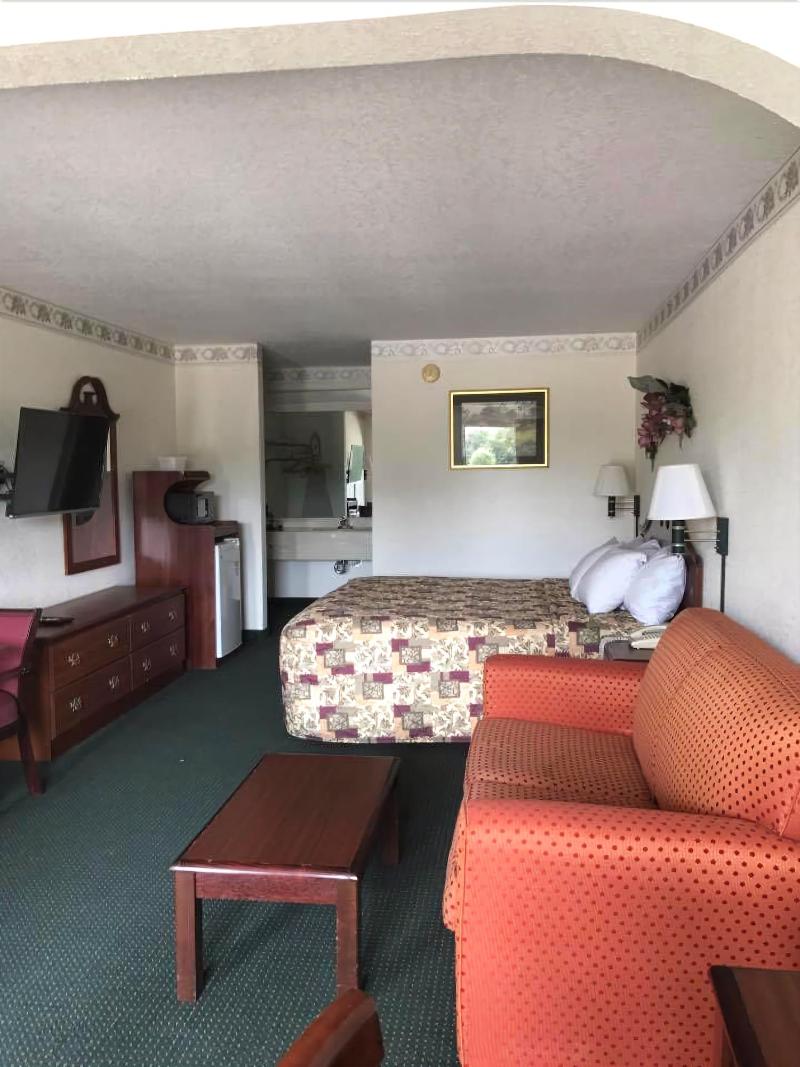 Budgetel Inn Suites Pine Mountain image