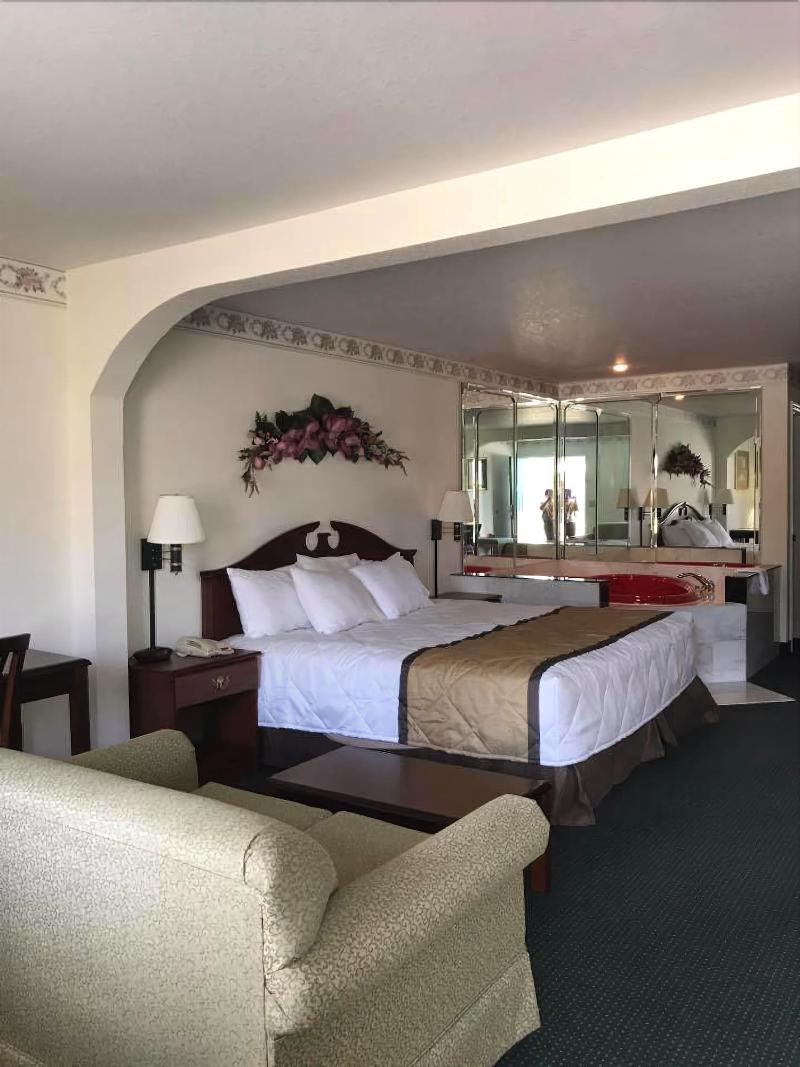 Budgetel Inn Suites Pine Mountain image