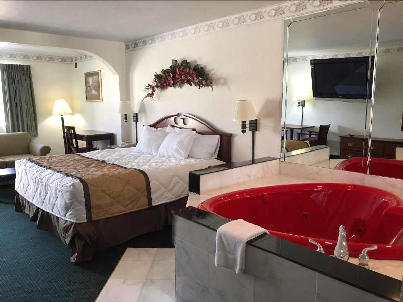 Budgetel Inn Suites Pine Mountain image