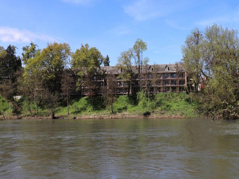 Riverside Inn