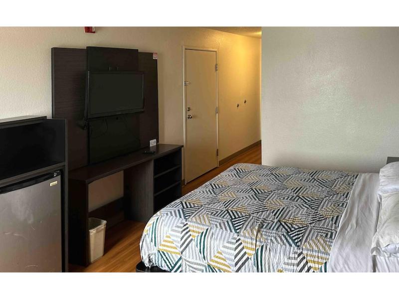 Motel 6 Waterloo, IA image