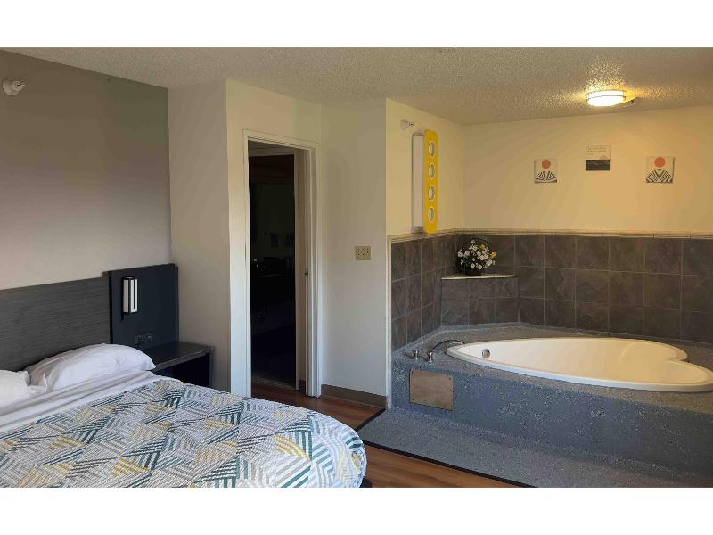Motel 6 Waterloo, IA image