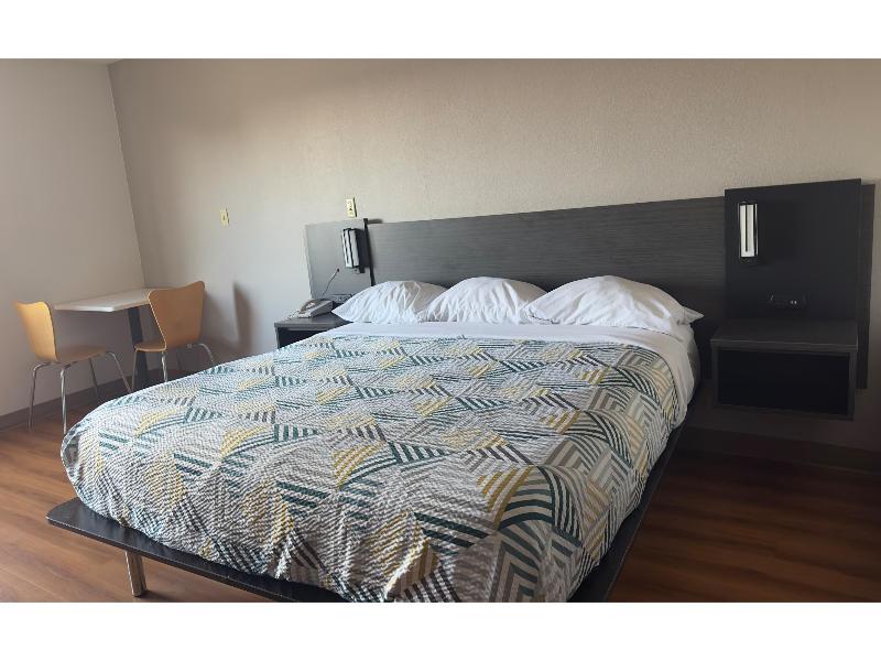 Motel 6 Waterloo, IA image