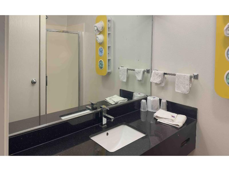 Motel 6 Waterloo, IA image