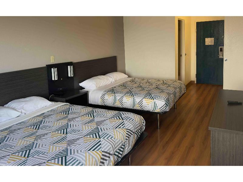 Motel 6 Waterloo, IA image