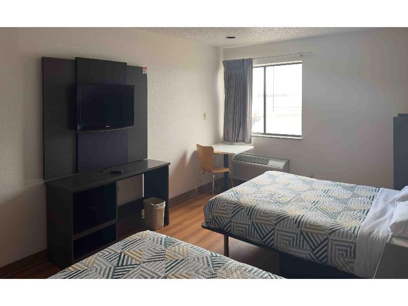 Motel 6 Waterloo, IA image