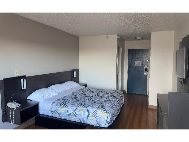 Motel 6 Waterloo, IA image