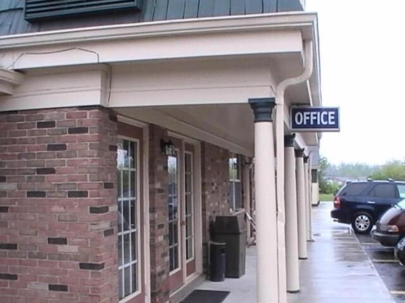 Hometown Inn Galion image