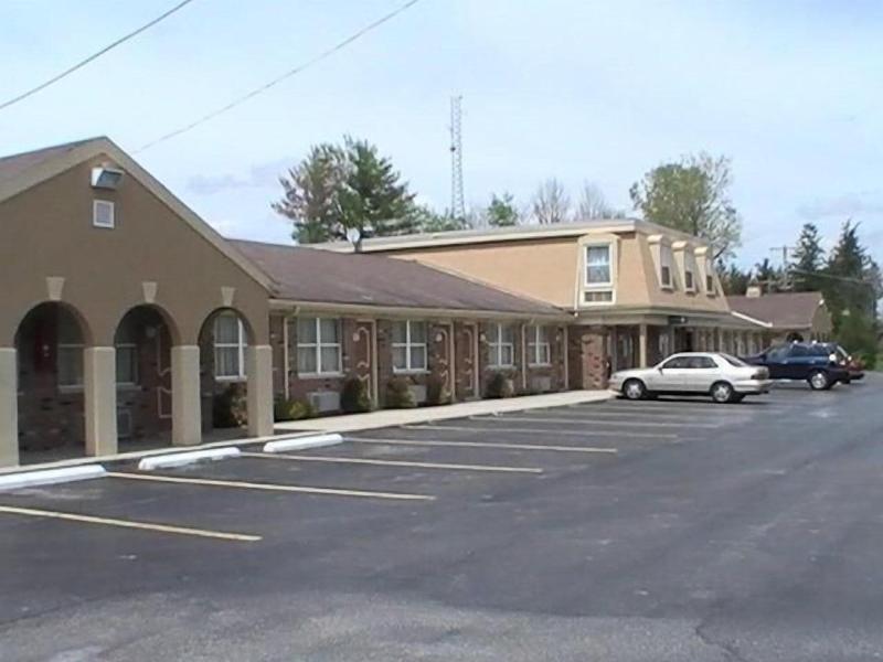 Hometown Inn Galion image