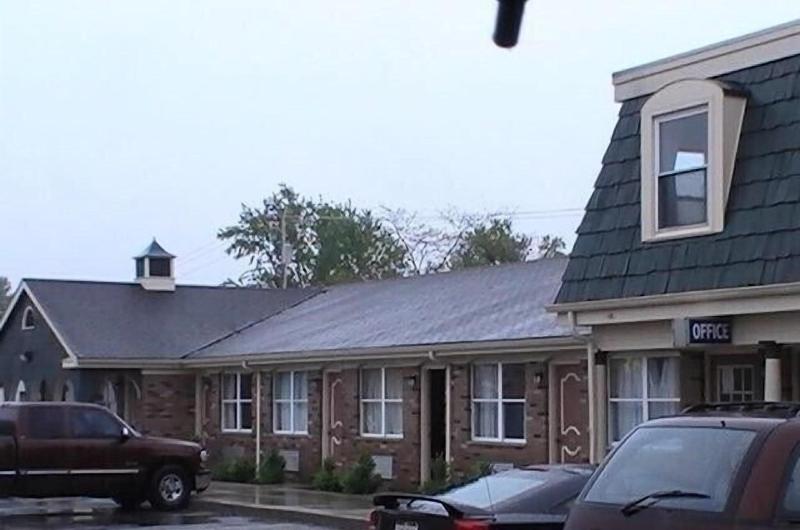 Hometown Inn Galion image