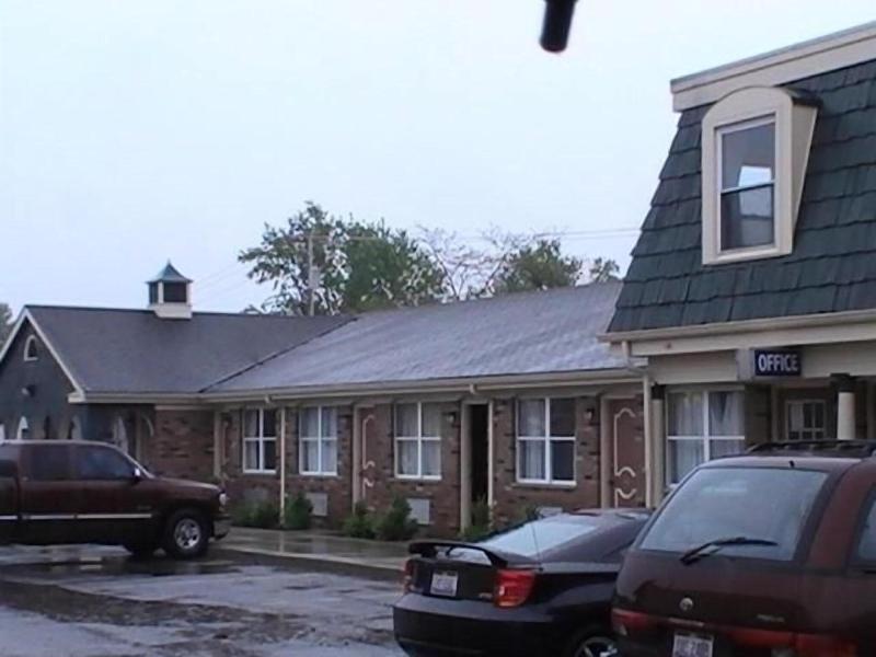 Hometown Inn Galion image