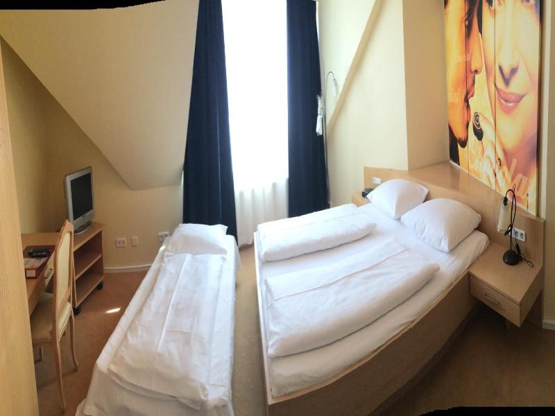 Cinehotel Maroni image