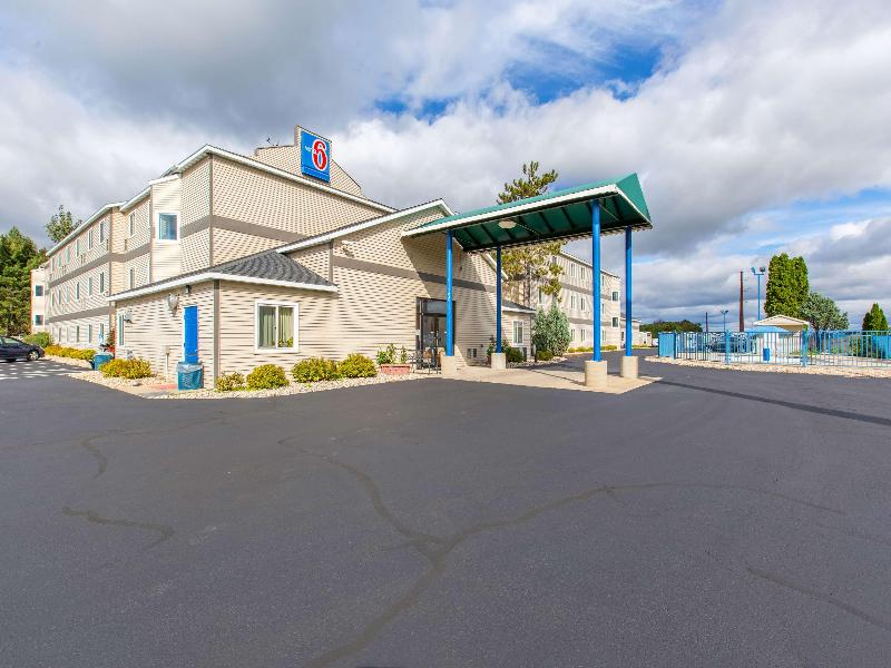 Motel 6 Lake Delton Wi image