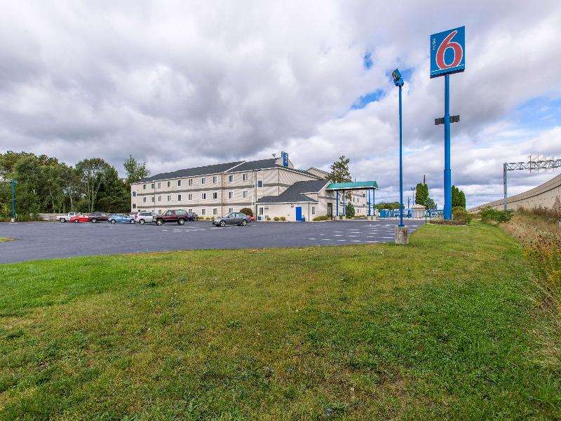 Motel 6 Lake Delton Wi image
