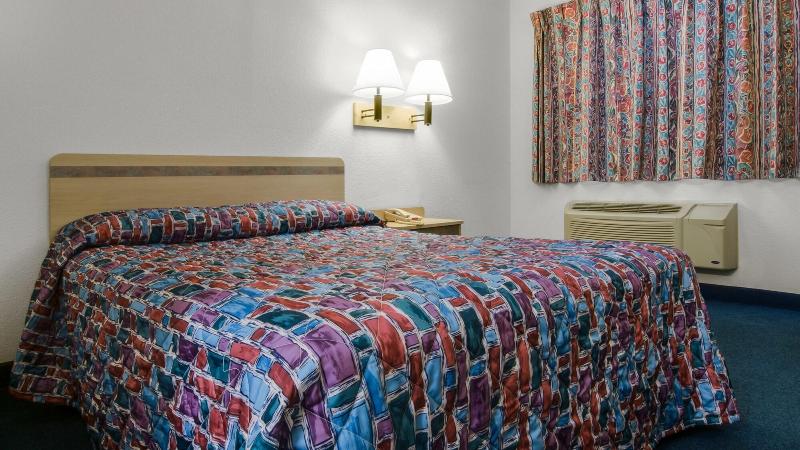 Motel 6 Lake Delton Wi image