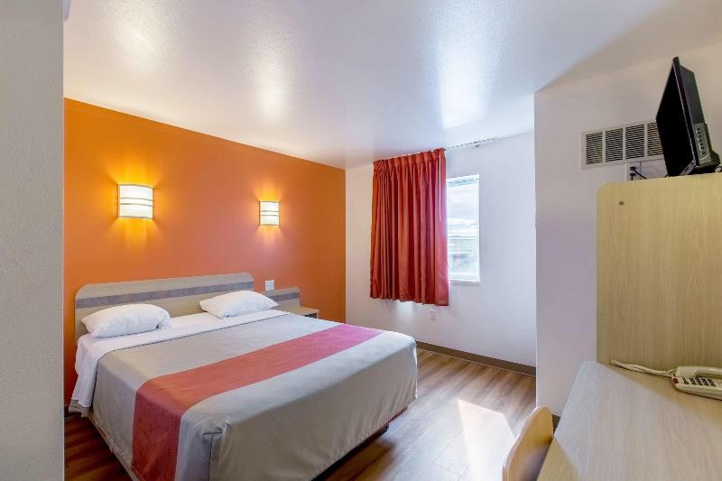 Motel 6 Lake Delton Wi image