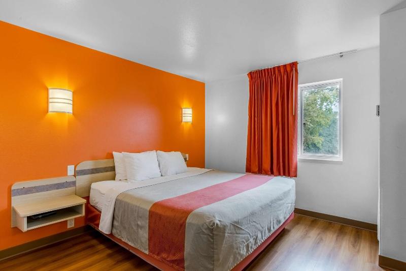 Motel 6 Lake Delton Wi image