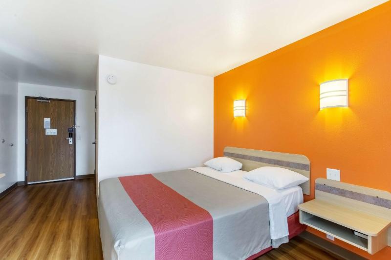 Motel 6 Lake Delton Wi image