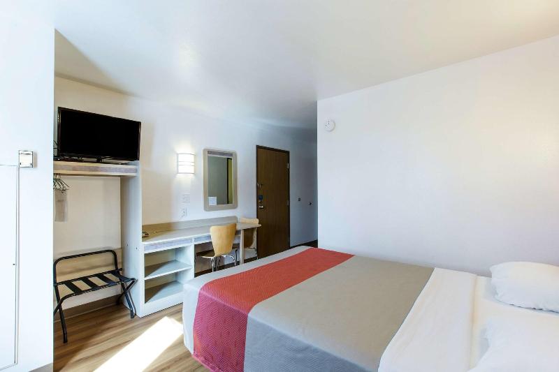 Motel 6 Lake Delton Wi image