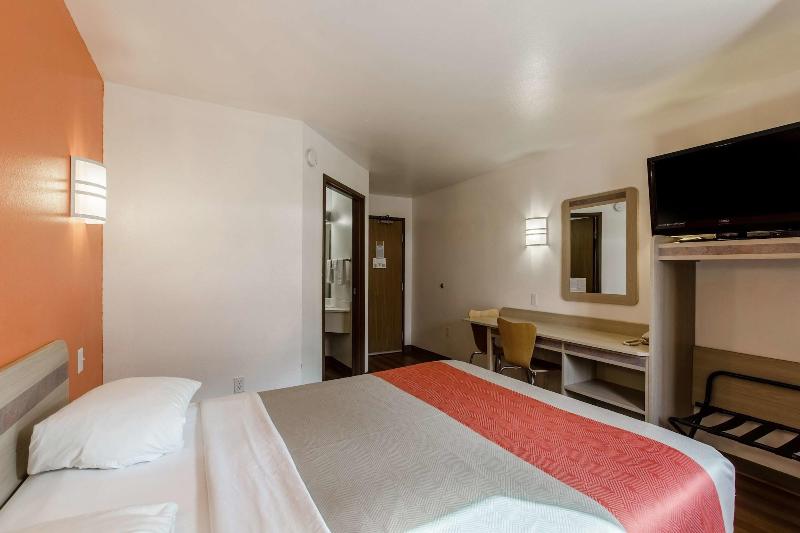 Motel 6 Lake Delton Wi image