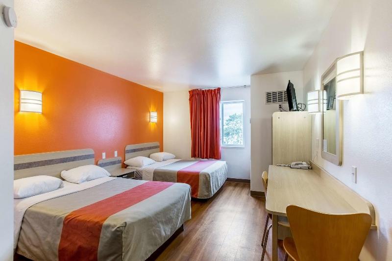 Motel 6 Lake Delton Wi image