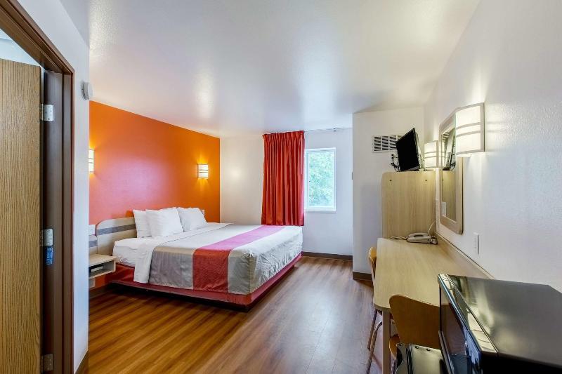 Motel 6 Lake Delton Wi image