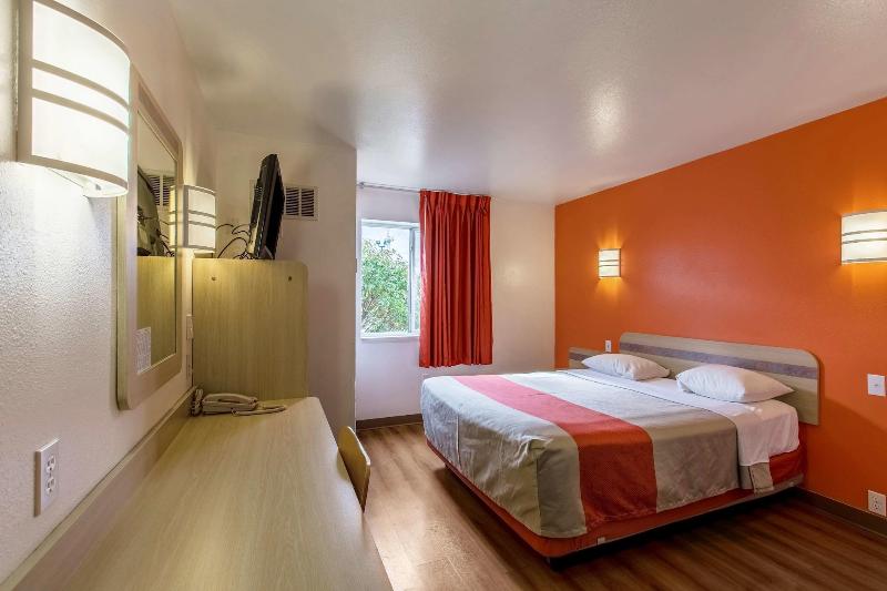 Motel 6 Lake Delton Wi image