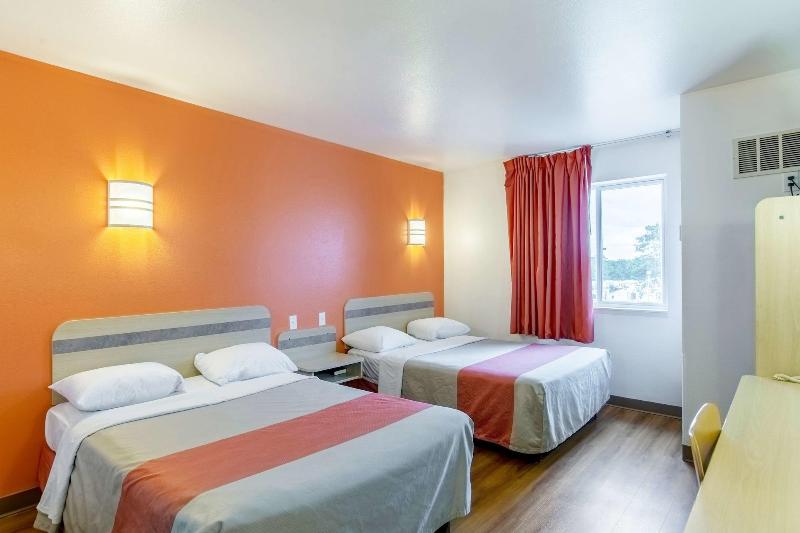 Motel 6 Lake Delton Wi image