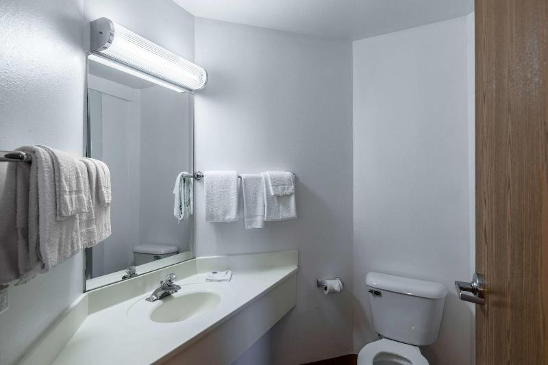 Motel 6 Lake Delton Wi image