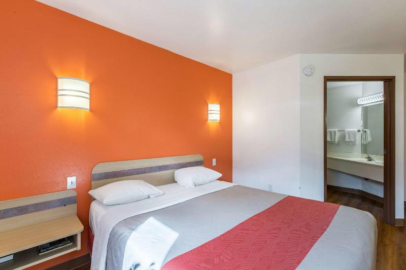 Motel 6 Lake Delton Wi image