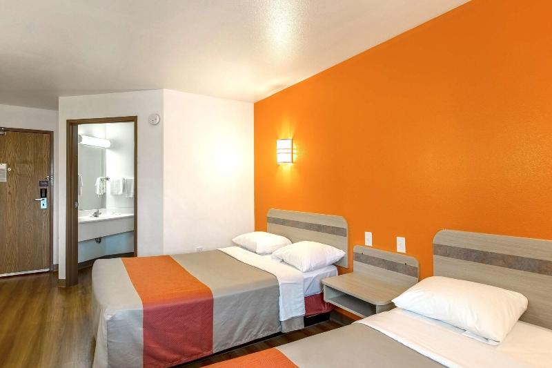 Motel 6 Lake Delton Wi image
