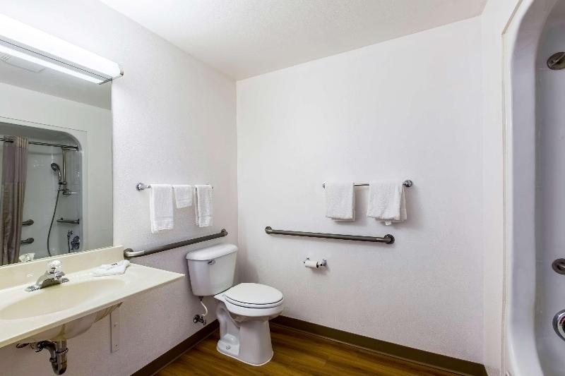 Motel 6 Lake Delton Wi image