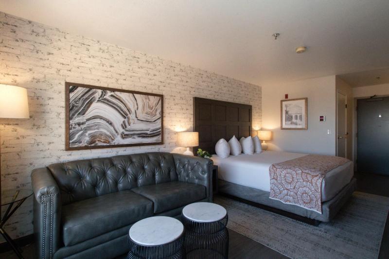 Oxford Suites Chico image