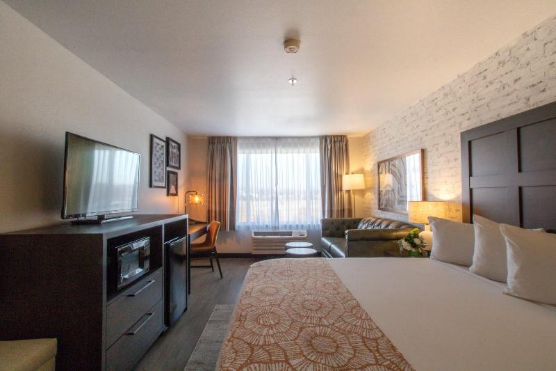 Oxford Suites Chico image