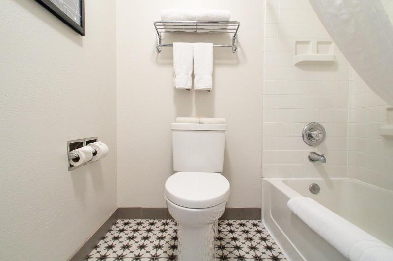 Oxford Suites Chico image