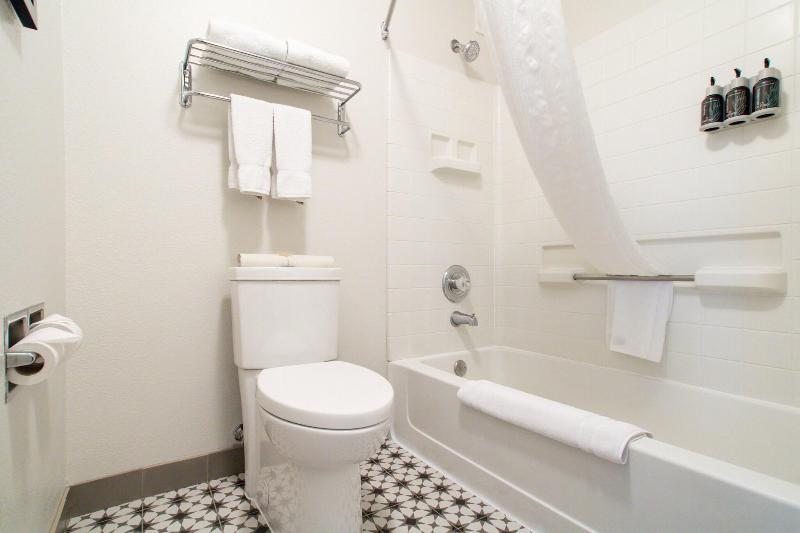 Oxford Suites Chico image