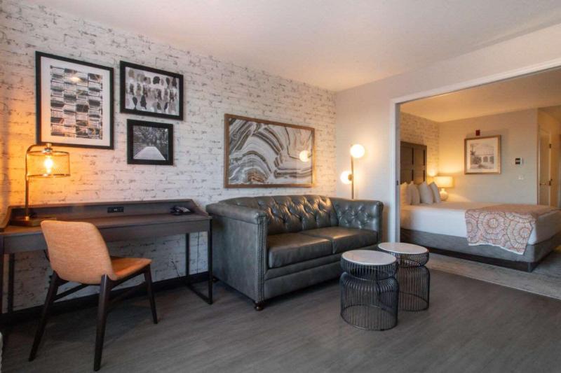Oxford Suites Chico image