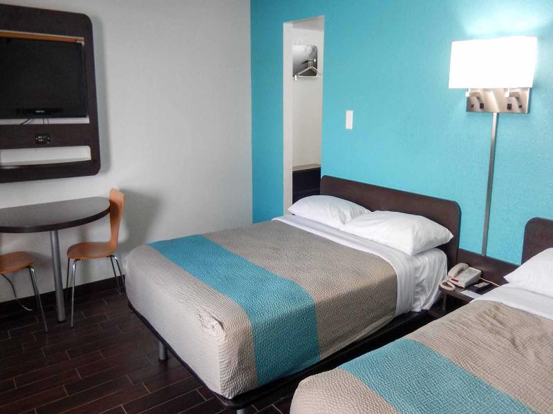 Room TWO DOUBLE BEDS NON SMOKING — photo 4