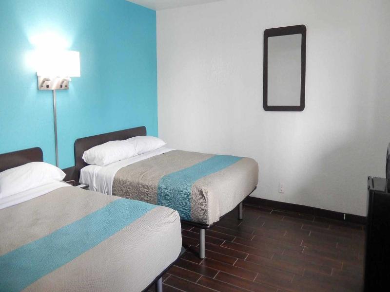 Room TWO QUEEN BEDS NON SMOKING — photo 4