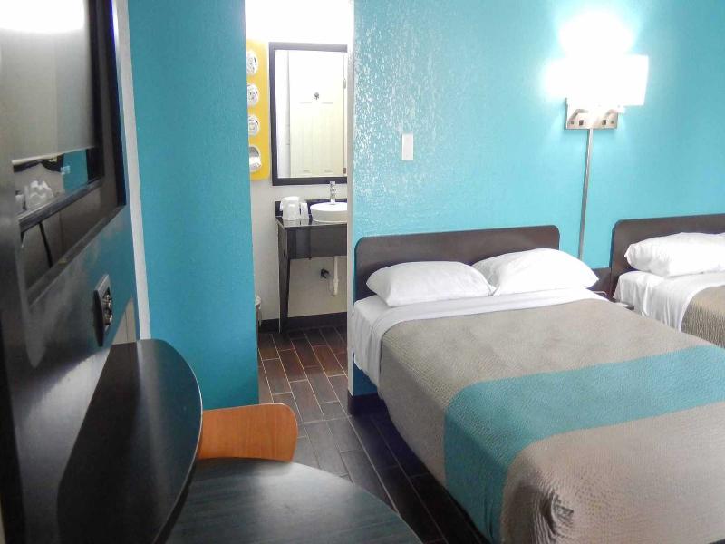 Room TWO QUEEN BEDS NON SMOKING — photo 6