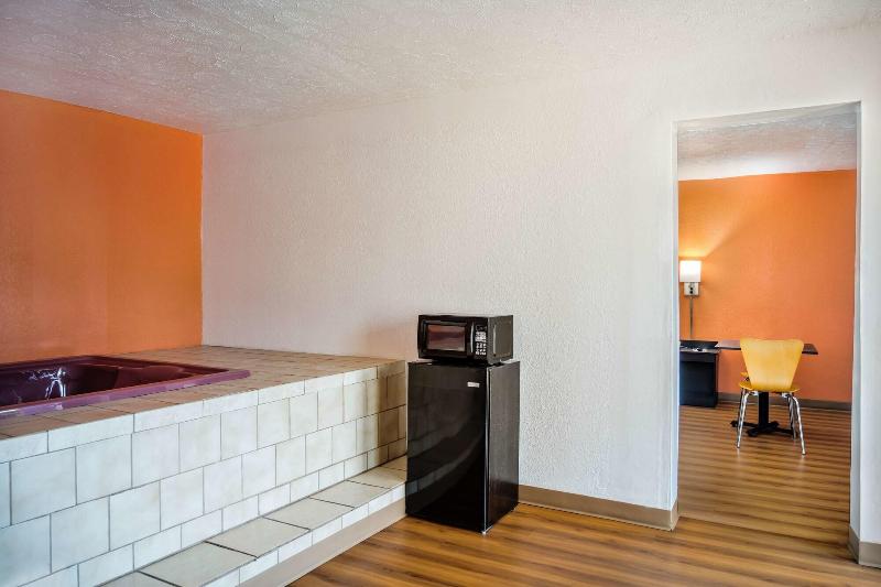 Motel 6 Opelika, AL image