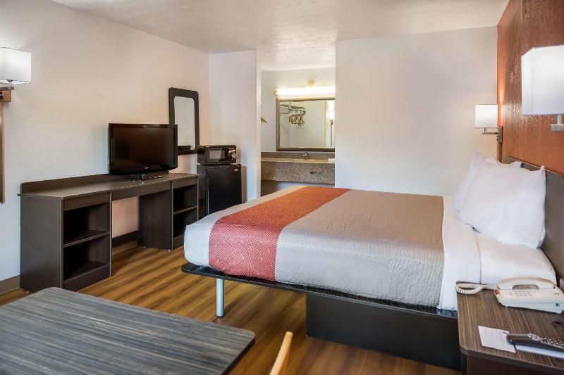 Motel 6 Opelika, AL image