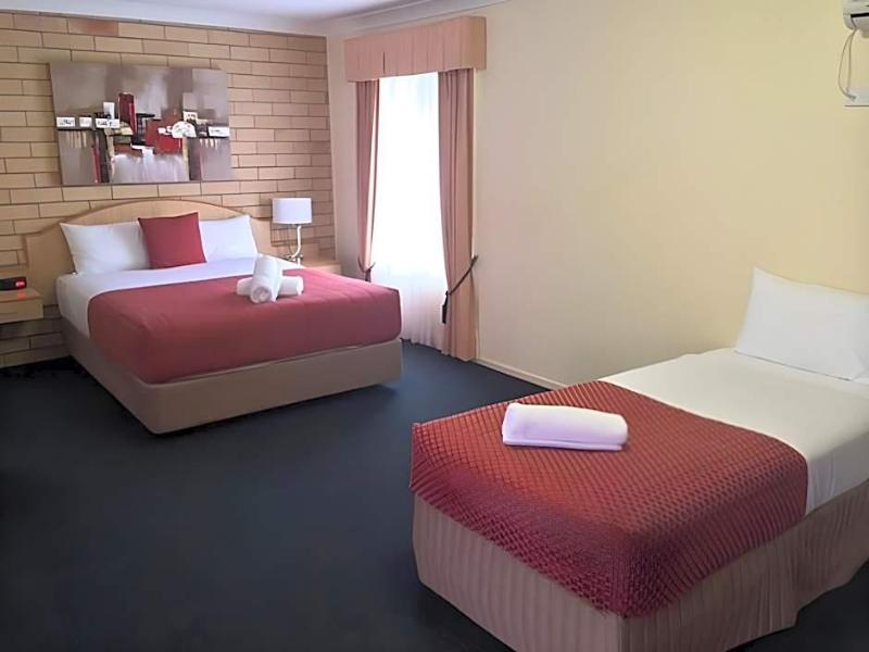Cotswold Motor Inn image