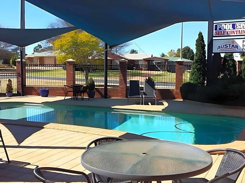 Cotswold Motor Inn image