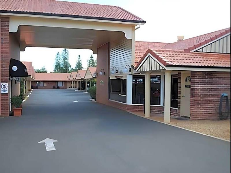 Cotswold Motor Inn image