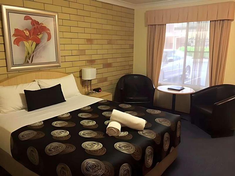 Cotswold Motor Inn image