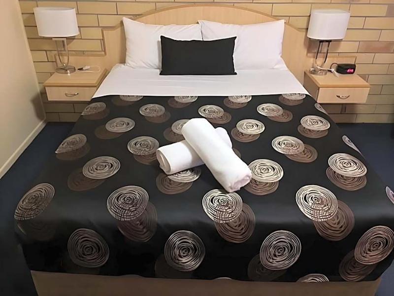 Cotswold Motor Inn image