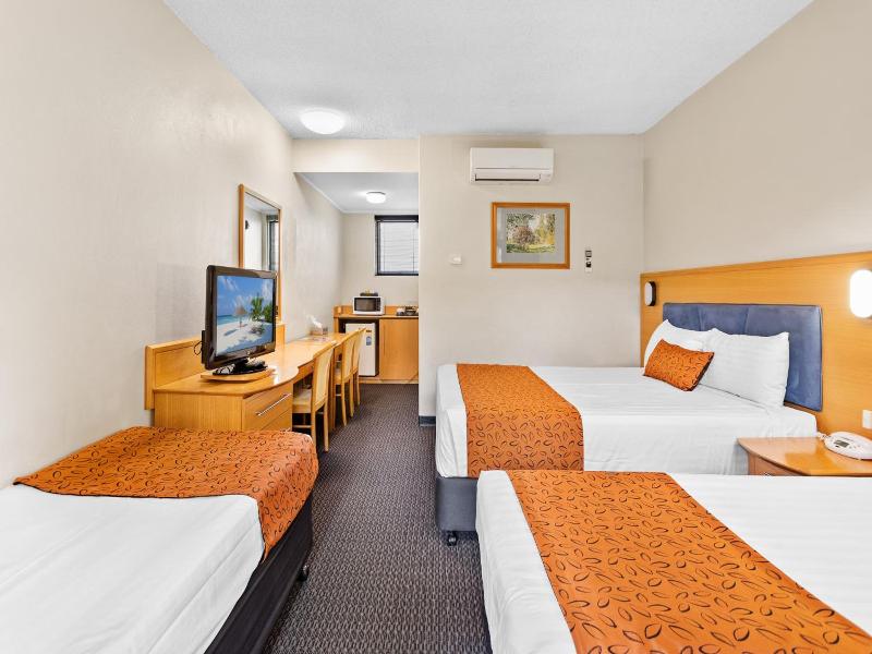 Park Motor Inn image